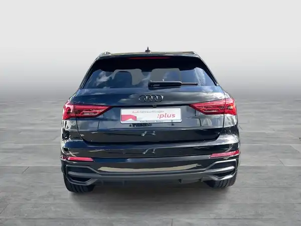 Das Bild zeigt einen schwarzen AUDI Q3 von hinten. Es enthält das Händlerlogo und einige markante Texteinblendungen.