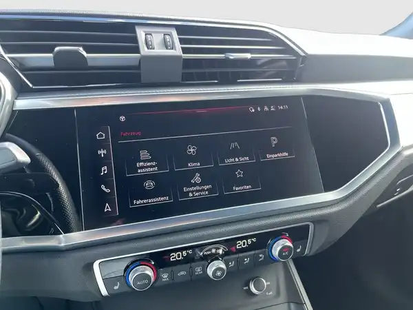 Innenaufnahme des AUDI Q3 mit schwarzem Interieur und markanten Texteinblendungen auf dem Bildschirm.