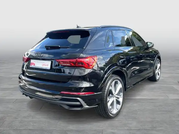 Das Bild zeigt einen schwarzen AUDI Q3 aus der Rückansicht.