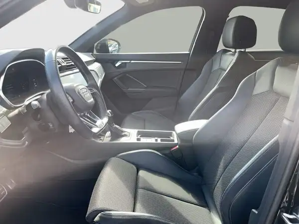 Aufnahme des Innenraums eines AUDI Q3 in schwarzer Innenausstattung.