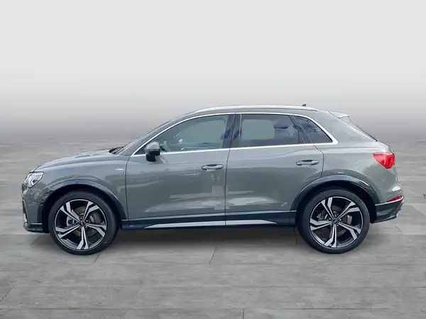 Das Bild zeigt einen grauen AUDI Q3 aus der Seitenansicht.