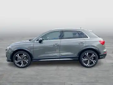 Das Bild zeigt einen grauen AUDI Q3 aus der Seitenansicht.