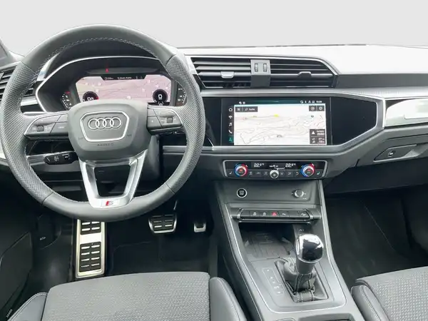 Das Bild zeigt das Innenraum eines AUDI Q3 in schwarzer Farbe.