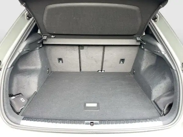 Das Bild zeigt den Kofferraum eines Audi Q3 in grauer Innenausstattung.