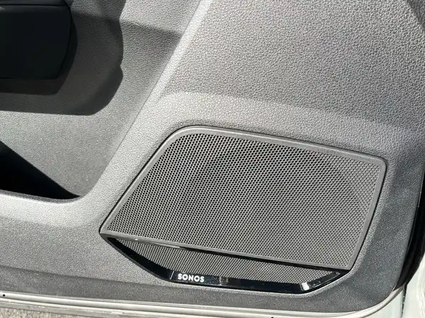 Dieses Bild zeigt den Lautsprecherbereich im Inneren eines Audi Q3. Der Lautsprecher ist schwarz und trägt das Logo SONOS.