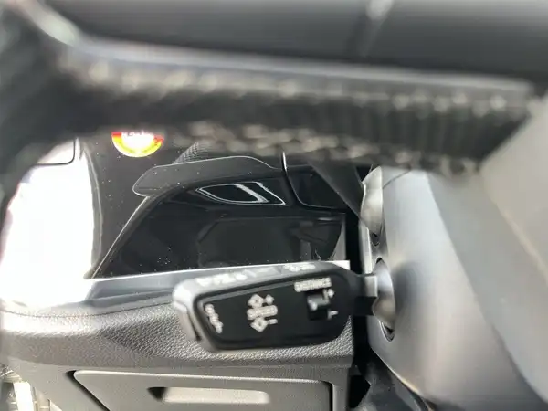 Das Bild zeigt eine Innenaufnahme eines Audi Q3 mit einem schwarzen Interieur.