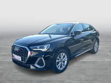 Das Bild zeigt einen schwarzen AUDI Q3 SPORTBACK aus der Seitenansicht, mit einem Händlerleitlogo und markanten Texteinblendungen.