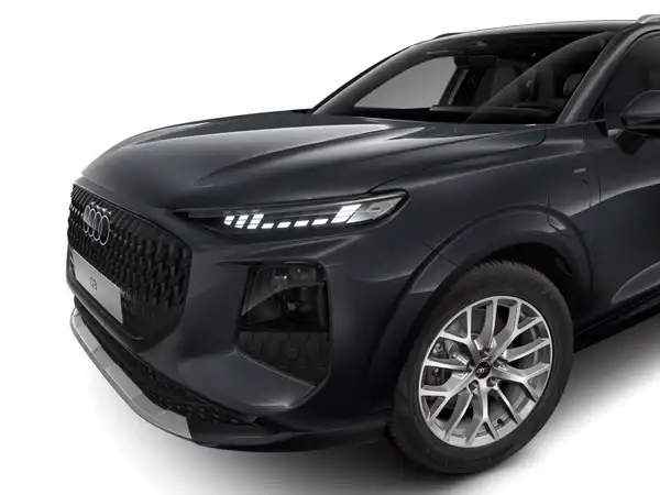 Das Bild zeigt einen schwarzen AUDI Q3, aufgenommen von vorne.