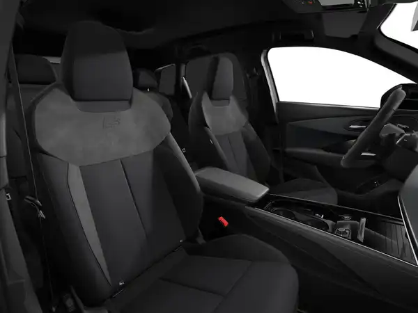 Das Bild zeigt das Innenraum eines AUDI Q3 mit schwarzen Sitzen und grauen Akzenten.