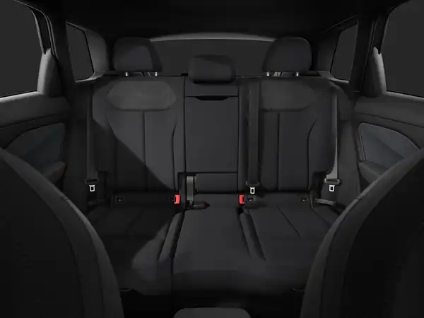 Das Bild zeigt den Innenraum eines Audi Q3 von hinten mit schwarzen Sitzen.
