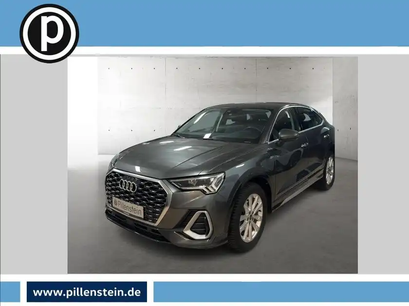 Das Bild zeigt einen grauen AUDI Q3 SPORTBACK von der Seite. Es enthält das Händlersymbol eines Parkplatzes in der oberen linken Ecke.