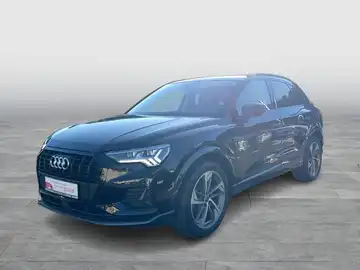 Das Bild zeigt einen schwarzen AUDI Q3 von vorne. Es enthält ein Händlerlogo und markante Texteinblendungen.