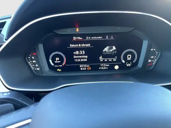 Das Bild zeigt das Innere eines Audi Q3 mit einem Bildschirm, auf dem verschiedene Steuerungsoptionen angezeigt werden. Die Farbe des Interieurs ist schwarz.