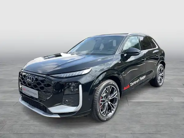 Das Bild zeigt einen schwarzen AUDI Q3, aufgenommen von der Seite. Das Händlerlogo und weitere markante Texteinblendungen sind sichtbar.