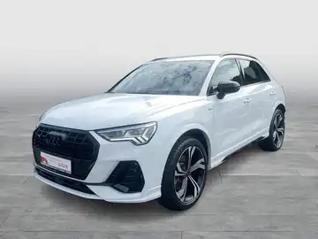 Das Bild zeigt einen weißen Audi Q3, aufgenommen von vorne. Es enthält das Logo eines Händlers und ist eindeutig ein Fahrzeugimage.