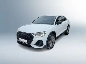 Das Bild zeigt einen weißen Audi Q3 Sportback aus der Seitenansicht. Im unteren Bereich der Abbildung sind das Händlerlogo und die Textinformation "Audi Zentrum Siegen" sowie "Audi Gebrauchtwagen +" zu sehen.