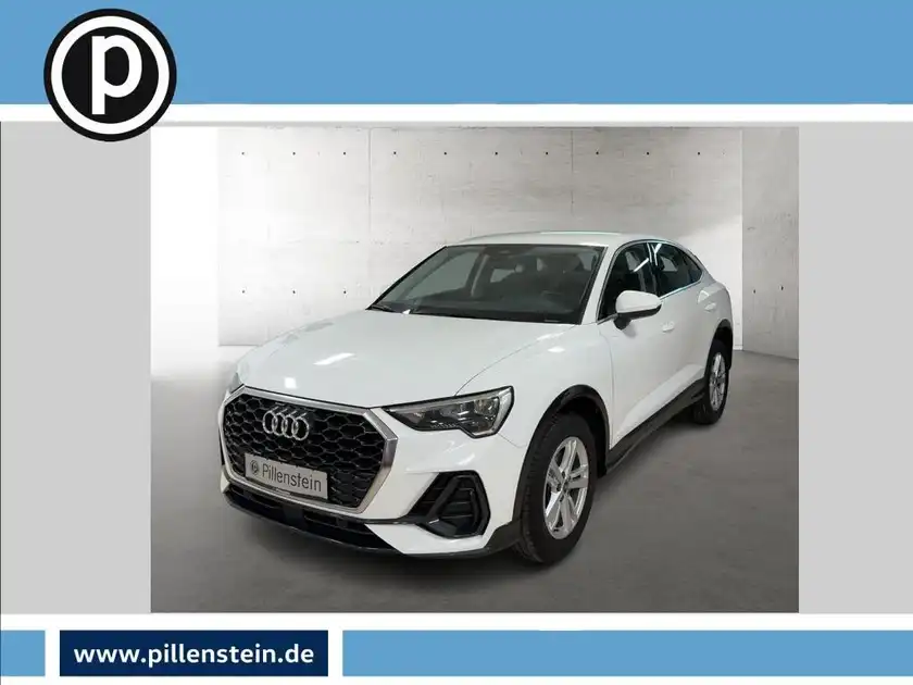 Das Bild zeigt einen weißen AUDI Q3 SPORTBACK von der Seite. Es ist das Händlerlogo sowie ein bemerkenswerter Texthinweis auf dem Bild zu sehen.