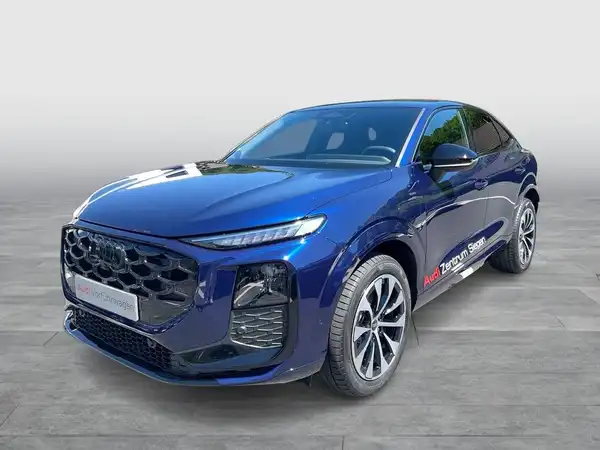Das Bild zeigt einen blauen AUDI Q3 SPORTBACK von vorne. Es enthält das Händlerinformationslogo.