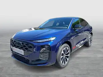 Das Bild zeigt einen blauen AUDI Q3 SPORTBACK von vorne. Es enthält das Händlerinformationslogo.