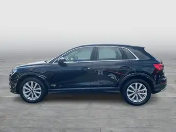 Das Bild zeigt einen schwarzen Audi Q3 von der Seite.
