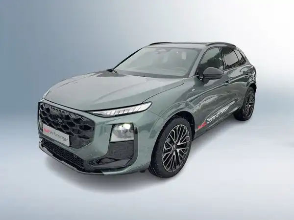 Das Bild zeigt einen grauen AUDI Q3 von der Seite mit einem sichtbaren Händlerlogo und markanten Texteinblendungen.