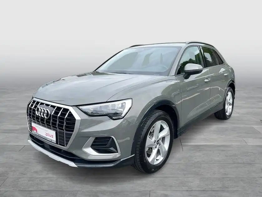 Das Bild zeigt einen grauen Audi Q3 von vorne, mit eingeblendetem Händlerlogo und markanten Texteinblendungen.