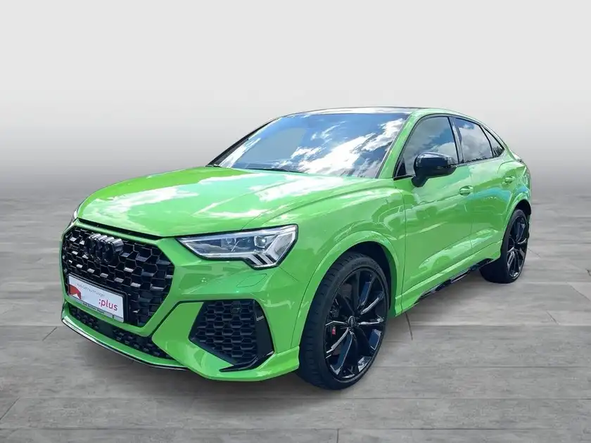 Das Bild zeigt einen AUDI RS Q3 SPORTBACK in grüner Farbe aus seitlicher Sicht. Das Händlerslogo ist sichtbar, sowie zusätzliche markante Texteinblendungen.