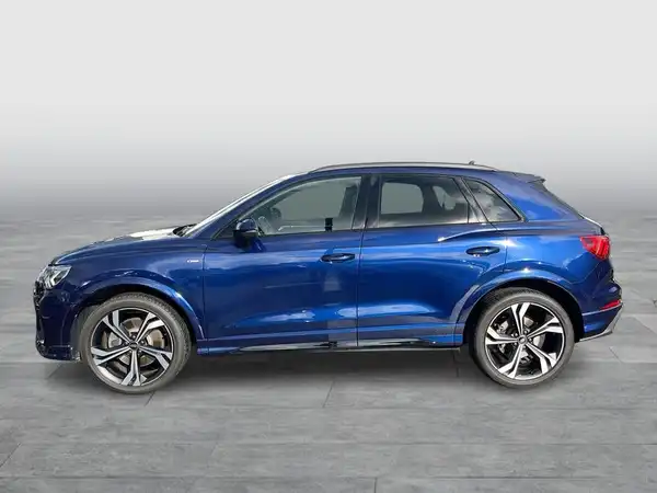Das Bild zeigt einen blauen AUDI Q3, aufgenommen von der Seite.