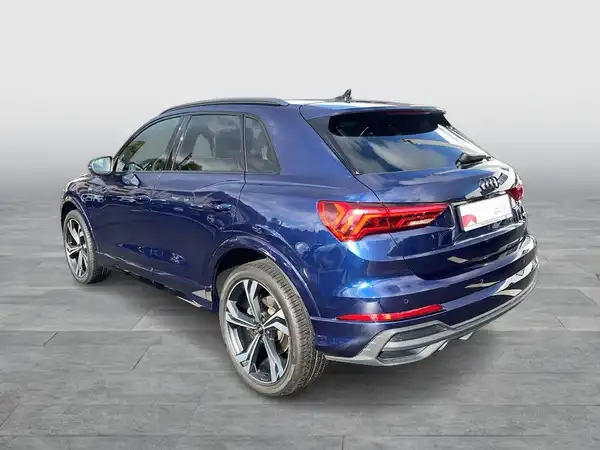 Das Bild zeigt einen blauen AUDI Q3 von der Seite. Es handelt sich um ein Fahrzeugbild.