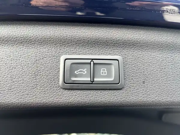 Nahaufnahme der Schalter im Innenraum eines AUDI Q3, schwarz.