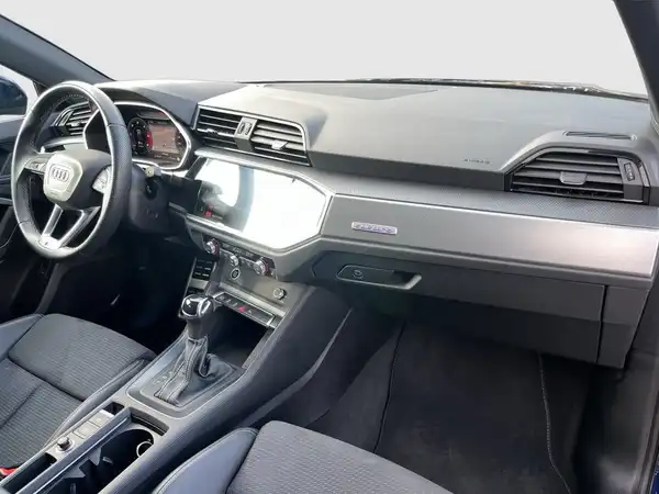 Das Bild zeigt den Innenraum eines AUDI Q3 in schwarzer Farbe.