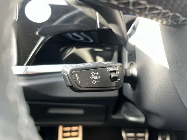 Das Bild zeigt das Innenleben eines Fahrzeugs, spezifisch einen Teil des Armaturenbretts mit einem Steuerungselement.