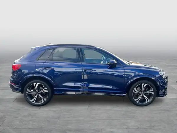 Das Bild zeigt einen blauen Audi Q3 von der Seite, ohne Händlerlogo oder markante Texteinblendungen.