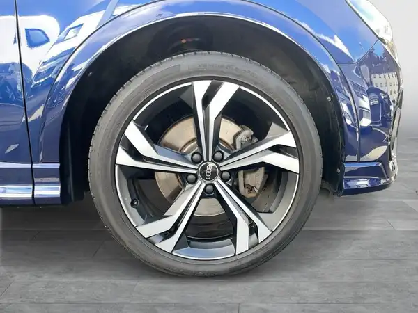 Seitenansicht des AUDI Q3 mit Fokus auf das Rad und den Reifen, in blauer Farbe.