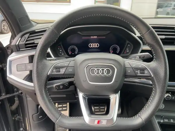 AUDI Q3 (9/15)