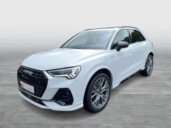 Das Bild zeigt einen weißen Audi Q3 von der Seite. Es enthält das Logo des Audi Zentrums Siegen und einige markante Texteinblendungen zur Fahrzeugbeschreibung.