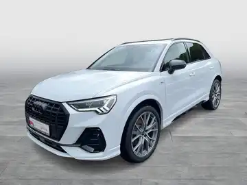 Das Bild zeigt einen weißen Audi Q3 von der Seite. Es enthält das Logo des Audi Zentrums Siegen und einige markante Texteinblendungen zur Fahrzeugbeschreibung.