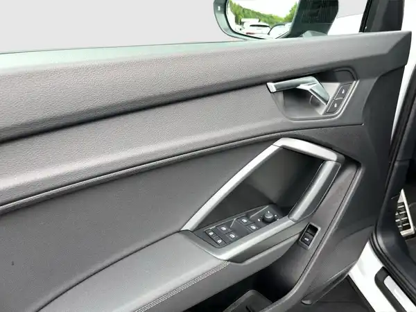 AUDI Q3 (22/24)
