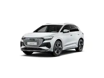 Das Bild zeigt einen weißen AUDI Q4 E-TRON aus der Seitenansicht.