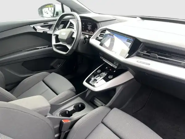 Bild zeigt das Innere eines Audi Q4 E-Tron in grauer Farbe.