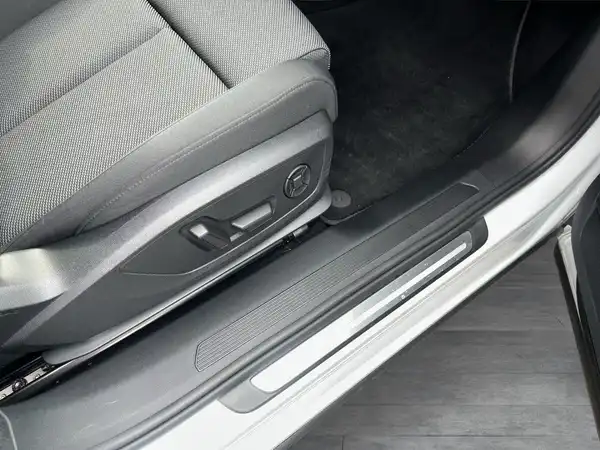Innenaufnahme des Fahrzeugs, zeigt den Sitzbereich und das Innendesign in grauer Farbe.