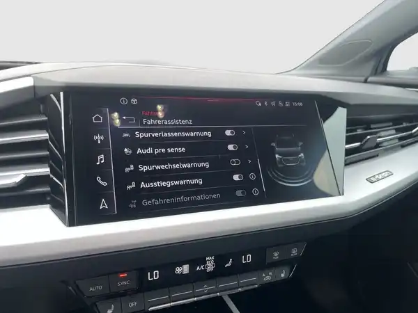 Das Bild zeigt das Innenraumdisplay eines AUDI Q4 E-TRON mit verschiedenen Fahrassistenzsystemen.