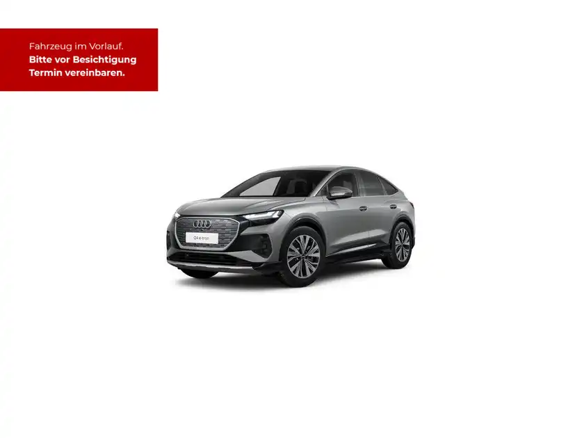 Ein Bild des AUDI Q4 SPORTBACK E-TRON aus der Seitenansicht, in grauer Farbe. Es enthält eine Texteinblendung mit der Aufschrift "Fahrzeug im Vorverkauf Bitte vor Besichtigung Termin vereinbaren."