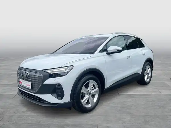 Ein Bild eines Audi Q4 E-Tron in weiß, von der Seite aufgenommen, mit Händlerlogo.