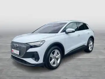 Ein Bild eines Audi Q4 E-Tron in weiß, von der Seite aufgenommen, mit Händlerlogo.