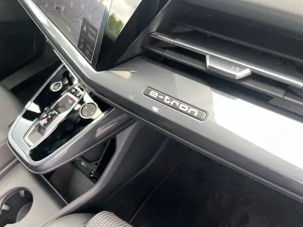 AUDI Q4 E-TRON (21/23)