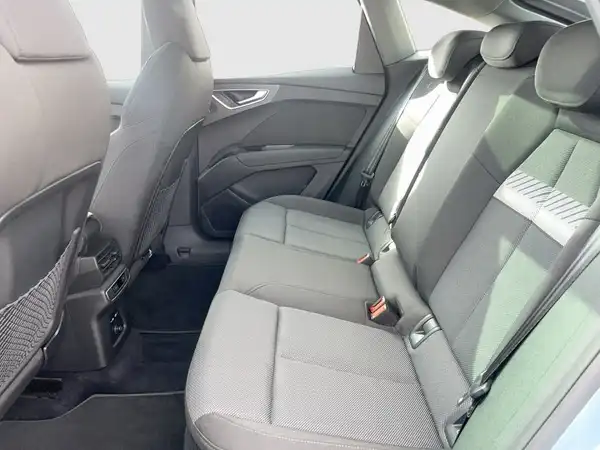 Das Bild zeigt den Innenraum eines Audi Q4 Sportback E-Tron, speziell die Rücksitze in grauer Farbe.