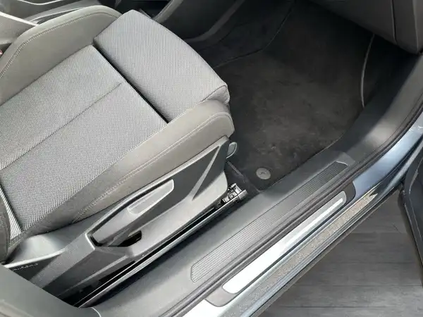 Das Bild zeigt das Innere eines AUDI Q4 SPORTBACK E-TRON mit einem grauen Sitz.