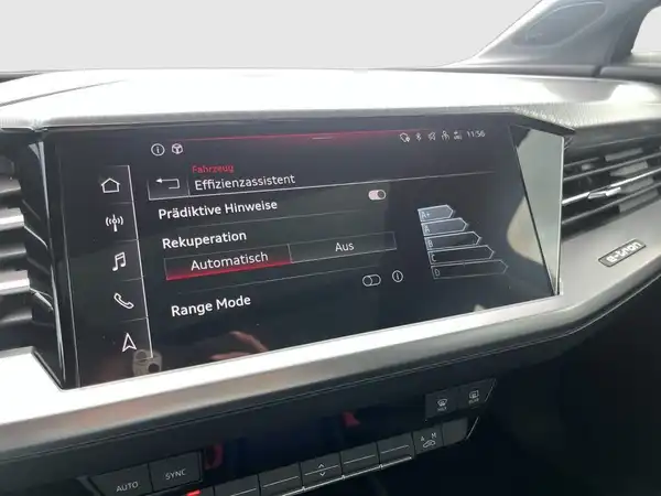 Das Bild zeigt das Innere eines AUDI Q4 SPORTBACK E-TRON. Es gibt eine Nahaufnahme des Infotainmentsystems mit verschiedenen Menüoptionen in schwarz.