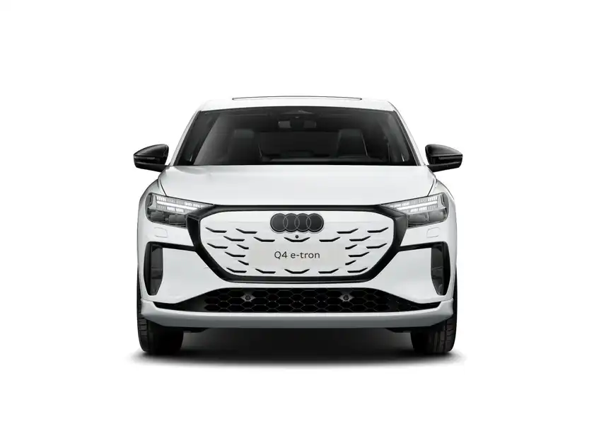 Das Bild zeigt einen weißen AUDI Q4 SPORTBACK E-TRON aus der Frontalansicht. Es enthält markante Texteinblendungen.